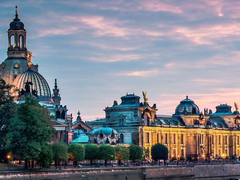 Die Dresdner Altstadt am Abend: Frauenkirche, Ständehaus und Hofkirche über dem Elbufer